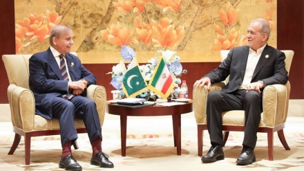 پاکستان کے وزیرِ اعظم کی صدر مسعود پزشکیان سے ٹیلی فونی گفتگو