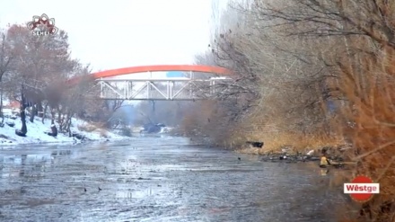  دیمەنی بەفربارینی جوان بەدەم گۆرانییەکی تایبەت