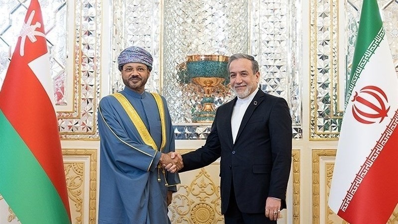 عمان کے وزير خارجہ تہران میں ، ثالثی کے لئے معروف ہے عمان ، کیا پیغام لائے ہيں ؟