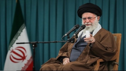 رہبر انقلاب اسلامی: اسلامی جمہوریہ تخریب کاروں کے مقابلے میں پیچھے نہيں ہٹے گا 