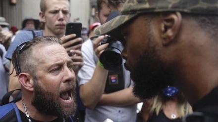 خۆپیشاندان لە بەردەم فەرمانگەی کۆچبەری و گومرکی پۆرتلەند لە ئەمریکا