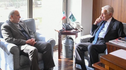 پاکستان تمام حالات میں ایران کے ساتھ مضبوطی سے کھڑا ہے: پاکستان کے وزیر دفاع کی تاکید