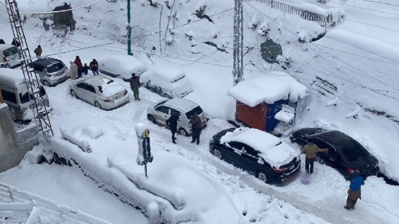 پاکستان کے بالائی علاقوں میں شدید برفباری ، نظام زندگی درہم برم