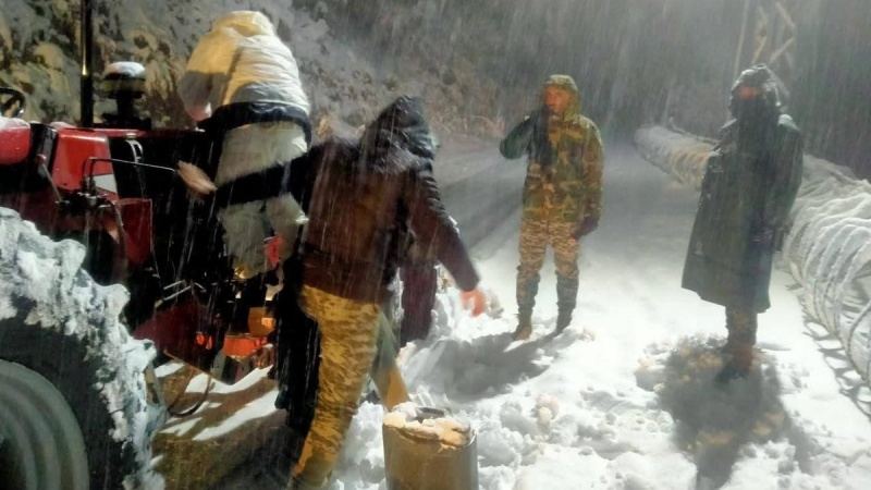 پاکستان: پشاور میں شدید برفباری کے دوران پھنسے 3 ہزار سے زائد افراد ریسکیو