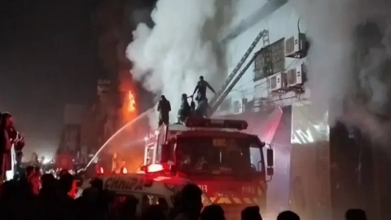 کراچی ؛ سانحہ گل پلازہ میں جاں بحق ہونے والوں کی تعداد اکسٹھ تک جا پہنچی