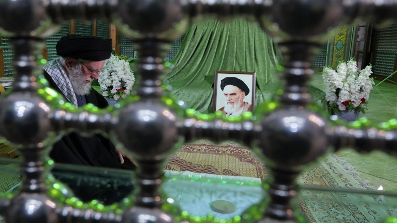 آیت اللہ خامنہ ای کی امام خمینی کے مزار پر حاضری
