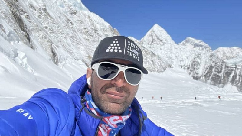 ایرانی کوہ پیما آٹھ ہزار میٹر سے زیادہ اونچی چوٹی پر ایرانی پرچم نصب کرکے امر ہوگیا