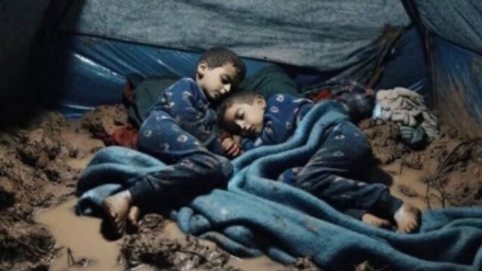 شەڕی هەمەلایەنەی داگیرکەران دژی ئاوارە فەلەستینیەكان/ دەعبای سەرما منداڵان هەڵدەلوشێ