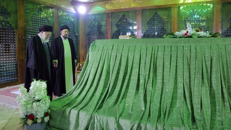 ڕێبەری مەزنی شۆڕش لە مەزارگەی دامەزرێنەری مەزنی کۆماری ئیسلامیی ئێران  ئامادە بوو