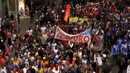 خۆپیشاندان دژ بە لەشکرکێشیی ئەمریکا بۆ سەر ڤەنزوێلا