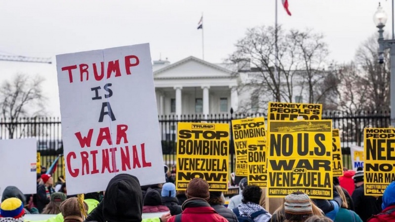 وائٹ ہاؤس کے سامنے مادورو کی گرفتاری کے خلاف احتجاجی مظاہرے