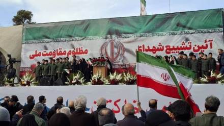 تہران میں شہدا کے جلوس جنازہ، عوامی سیلاب ، ذمہ داروں کو سزا دی جائے کے نعروں سے گونج گيا ایران