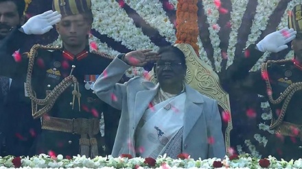 ہندوستان کا 77 واں یومِ جمہوریہ: صدر جمہوریہ نے قومی پرچم لہرایا، شاندار روایتی پریڈ