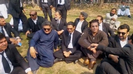 پاکستان ؛ پی ٹی آئی ارکان پارلیمنٹ کا سپریم کورٹ کے باہر احتجاج