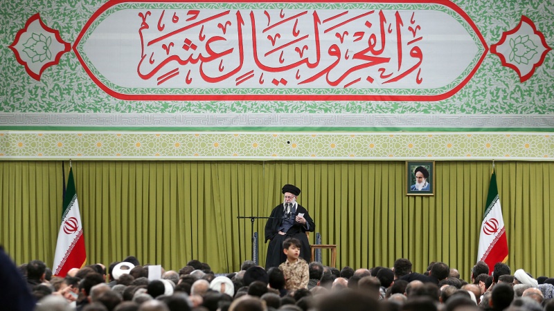 Hevdîtina çîn û qatên cûrbicûr ên xelkê digel Rêberê mezin ê Şoreşa Îslamî 