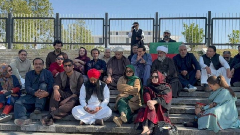 پاکستان ؛ عمران خان کی اسپتال منتقلی کے معاملے پر اپوزیشن اتحاد کا احتجاج تیسرے روز بھی جاری