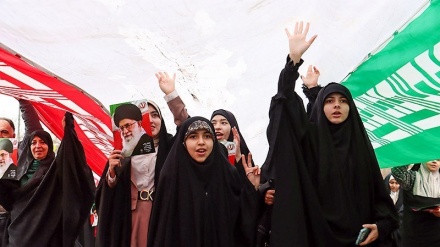 بەشداری ملوێنان ئێرانی لە جەژنی شۆڕشی ئیسلامی- هەمەدان و مەشهەد