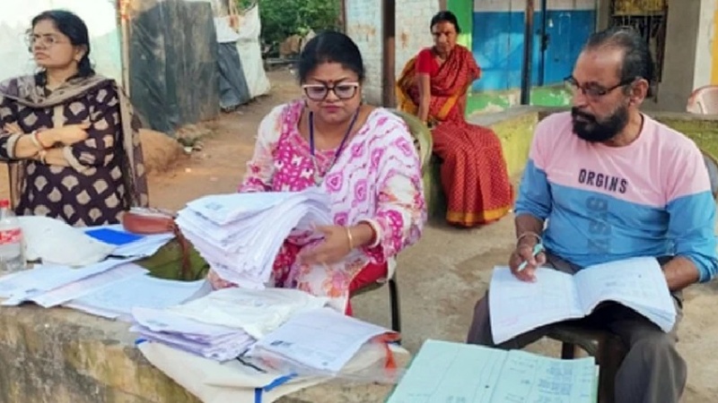 ہندوستان؛ ایس آئی آر  عمل کے دوران بڑی تعداد میں ووٹرز کے نام نکال دیے گئے۔