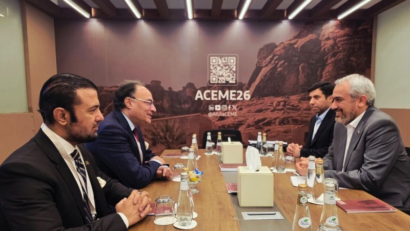 ایران اور پاکستان کے وزرائے خزانہ کی ملاقات، دوطرفہ تجارت بڑھانے پر اتفاق