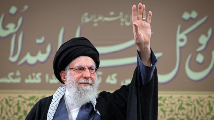 پاڵپشتیی پەیڕەوانی ئایینەکان و زانستوەرانی جیهان لە ڕێبەری باڵای شۆڕش