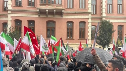 استنبول میں امریکی قونصل خانے کے باہر ایران کے حق میں مظاہرہ