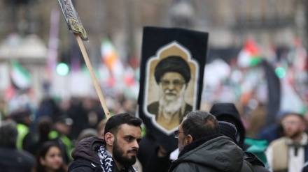 لندن میں ایران کے پرچم لہرانے اور رہبر انقلاب اسلامی کی حمایت میں نعرے لگانے پر صیہونی لابی کا شدید ردعمل 