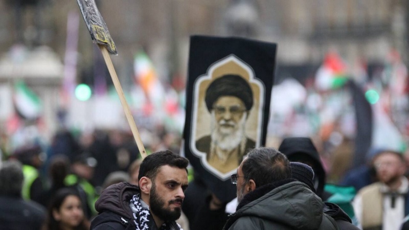 لندن میں ایران کے پرچم لہرانے اور رہبر انقلاب اسلامی کی حمایت میں نعرے لگانے پر صیہونی لابی کا شدید ردعمل 