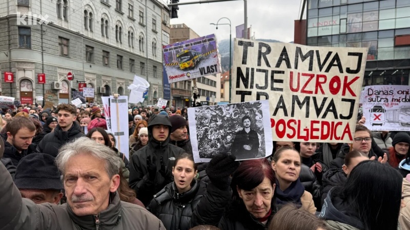 MASOVNI PROTESTI U SARAJEVU: MLADI TRAŽE OBJAVLJIVANJE SVIH INFORMACIJA U VEZI TRAMVAJSKE NESREĆE