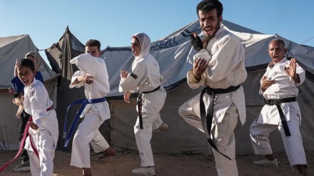 Deset događaja, deset fotografija | Od svečanosti punoljetstva iranskih učenica do treninga karatea djece Gaze među šatorima