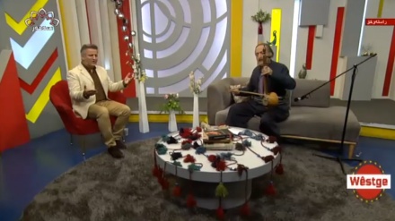 کاتێک دەنگی کەمانچەکەی مامۆستا عەندەلیبی وا لە پێشکەشکارەکەی سەحەر دەکات گۆرانی بڵێت