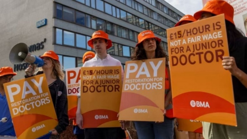 مانگرتنی پزشکانی ئینگلیز بۆ ناڕەزایەتی دەربڕین بەرامبەر بە هەلومەرجەکانی کار و مووچەیان