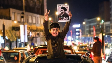 Veselje stanovnika Teherana nakon proglašenja ajatolaha Sejeda Modžtabe Hameneija vođom Islamske revolucije