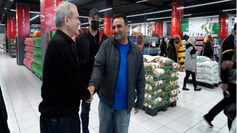 صدر ایران کا سپر اسٹور کا دورہ؛ روزمرہ کی اشیائے خوردونوش کی فراہمی اور قیمتوں میں استحکام پر زور