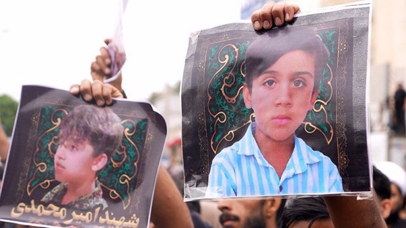 Građani tokom sahrane 3. marta 2026. godine nose fotografije dvije žrtve  američko-izraelskog napada na školu u Minabu (Foto: Tasnim News Agency)