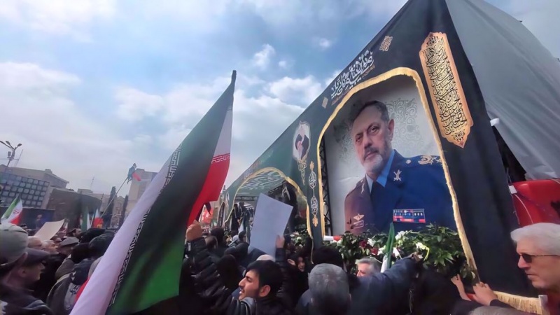 Građani na Trgu Engelab u Teheranu odaju počast šehidima američko-izraelskih napada, 10. marta 2026. (21. ramazan).