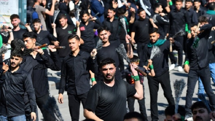 Rê û risma rêzgirtina li şehîdên Kerbelayê bi amadebûna bi hezaran kesî li Qersê
