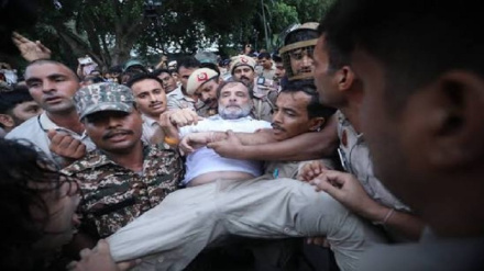 ہندوستان میں اپوزیشن لیڈر راہل گاندھی کے ساتھ پولیس کی بدسلوکی, اکھلیش یادو سمیت کئی اہم لیڈران گرفتار