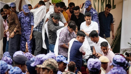 ہندوستان: دہلی پولیس نے وانگچک کو زبردستی جنتر منتر سے ہسپتال پہنچایا، کاکروچ پارٹی کے بانی کی بھوک ہڑتال شروع 