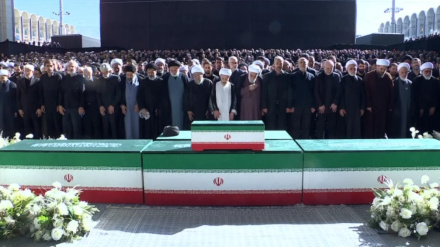 اقامه نماز بر پیکر مطهر رهبر شهید ایران 
