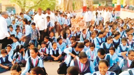 ہندوستان: گنگا جمنی تہذیب کا نمونہ، مسلم پرنسپل کے تبادلے کو روکنے کیلئے ہندو اکثریتی گاؤں کے طلبہ کا دھرنا