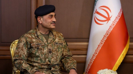 دیدار هئیت آمریکایی کمیسیون جنگ افغانستان با فرمانده ارتش پاکستان
