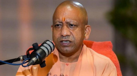 ہندوستان: اترپردیش کے وزیراعلیٰ یوگی کا سوالوں سے فرار، صحافی کو دھمکیاں، اپوزیشن کی سخت تنقید