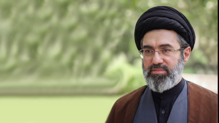 ڕێبەری مەزنی شۆڕش: ڕۆژانی داهاتوو گەلێک بەشکۆتر لەم ڕۆژانەمان دەبێ
