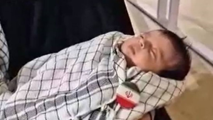 İraqda iki ailə körpələrinə “Əli Xamenei” adını verdi